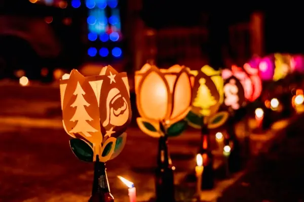 Two glasses of a glowing amber drink reflecting warm light in a dark in Colombia.