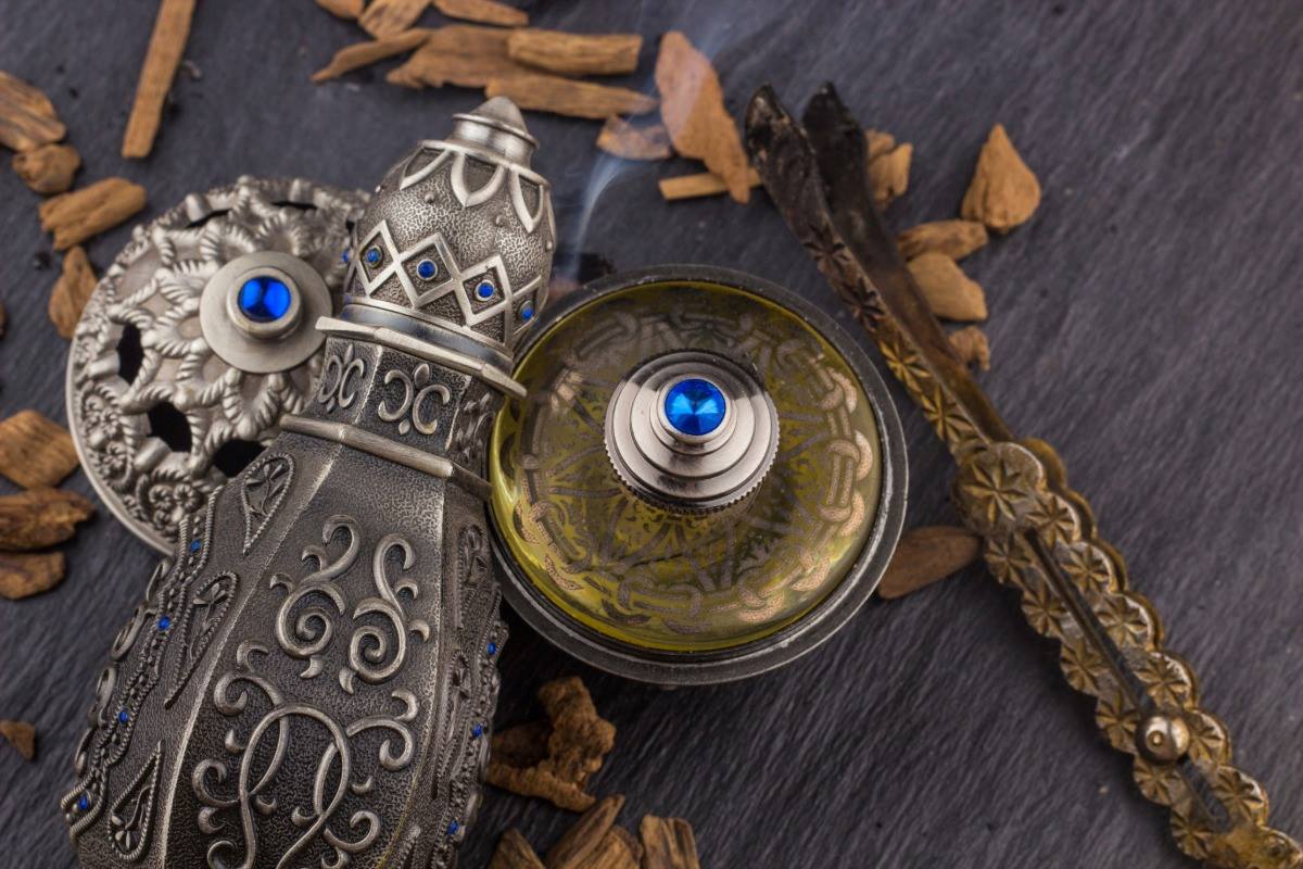 Arabian Oud Perfume with Oud Scented Wood