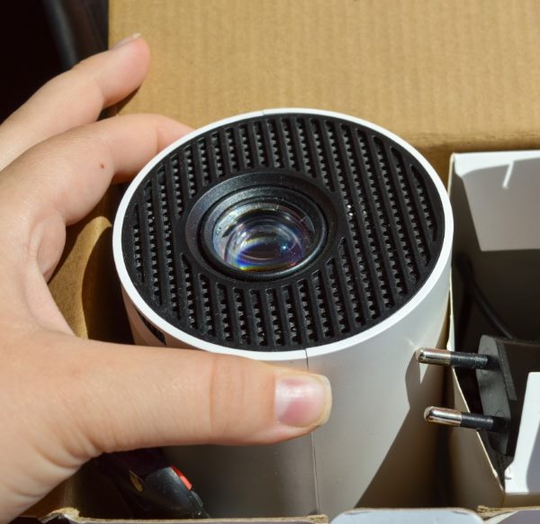 Magcubic Mini Projector - A Home Cinema That Fits in the Palm of Her Hand